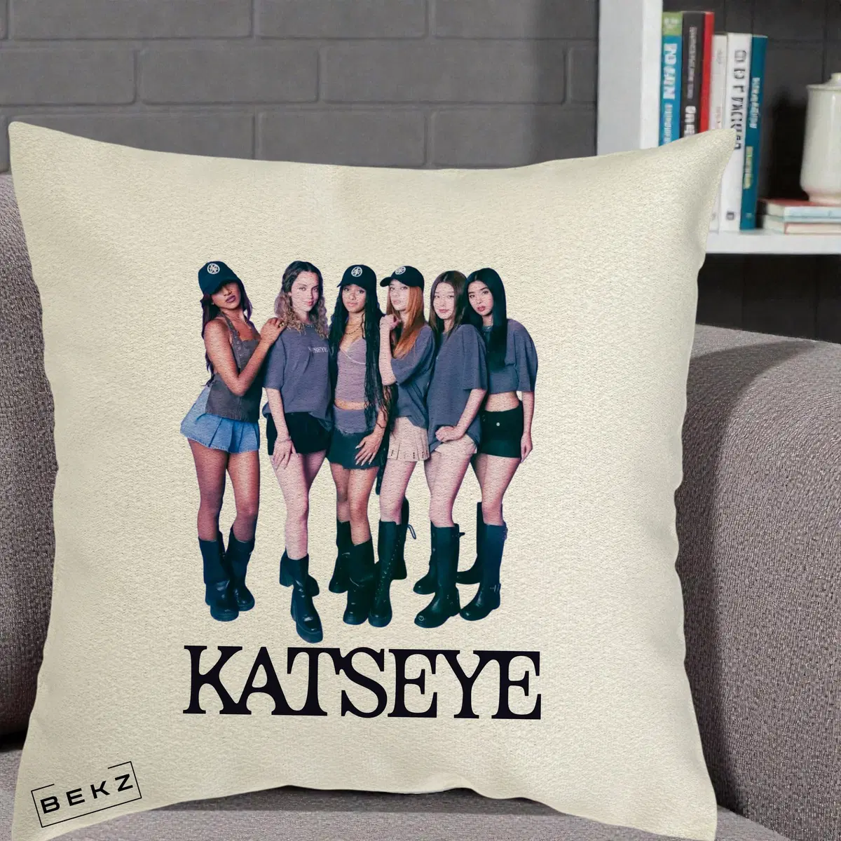 Perna Decorativa KATSEYE Grup Foto Tinute Gri, 40x40 cm, Ecru, Husa Detasabila, Perna, BEKZ®