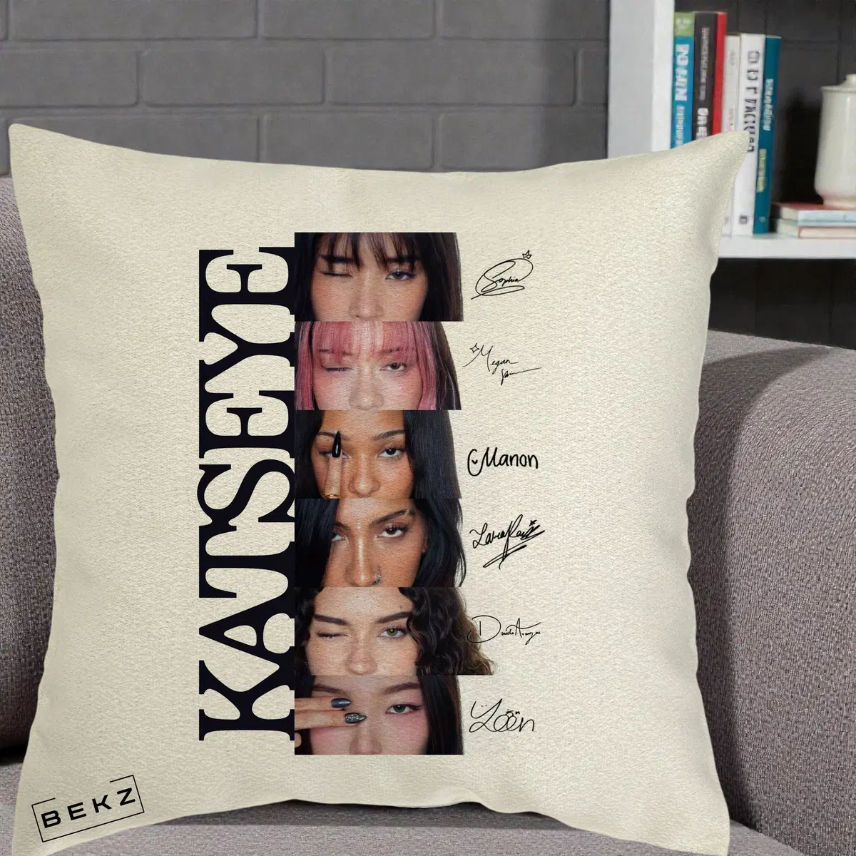 Perna Decorativa KATSEYE Semnaturi Membre Foto, 40x40 cm, Ecru, Husa Detasabila, Perna, BEKZ®