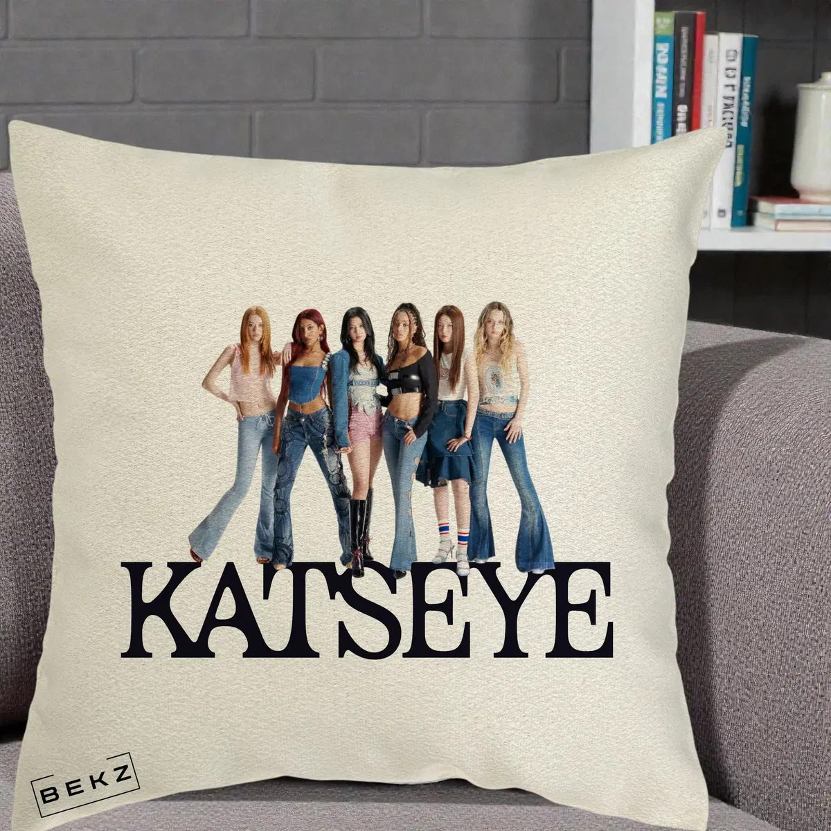 Perna Decorativa KATSEYE Foto Grup Blugi, 40x40 cm, Ecru, Husa Detasabila, Perna, BEKZ®