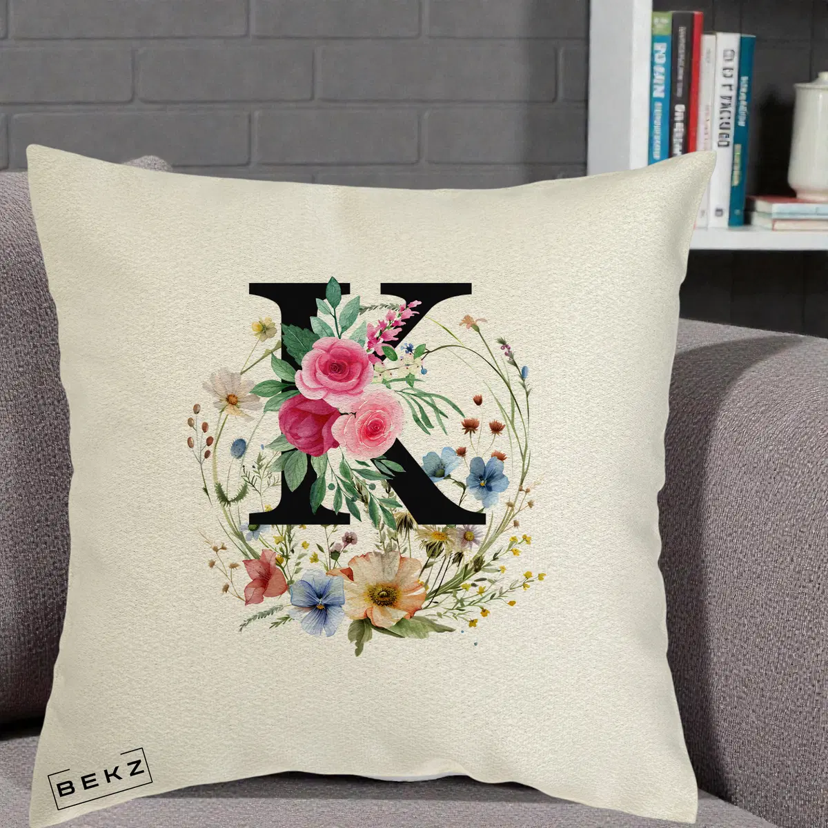 Perna Decorativa Monogram Litera K cu Flori Acuarela, 40x40 cm, Ecru, Husa Detasabila, Perna, BEKZ®