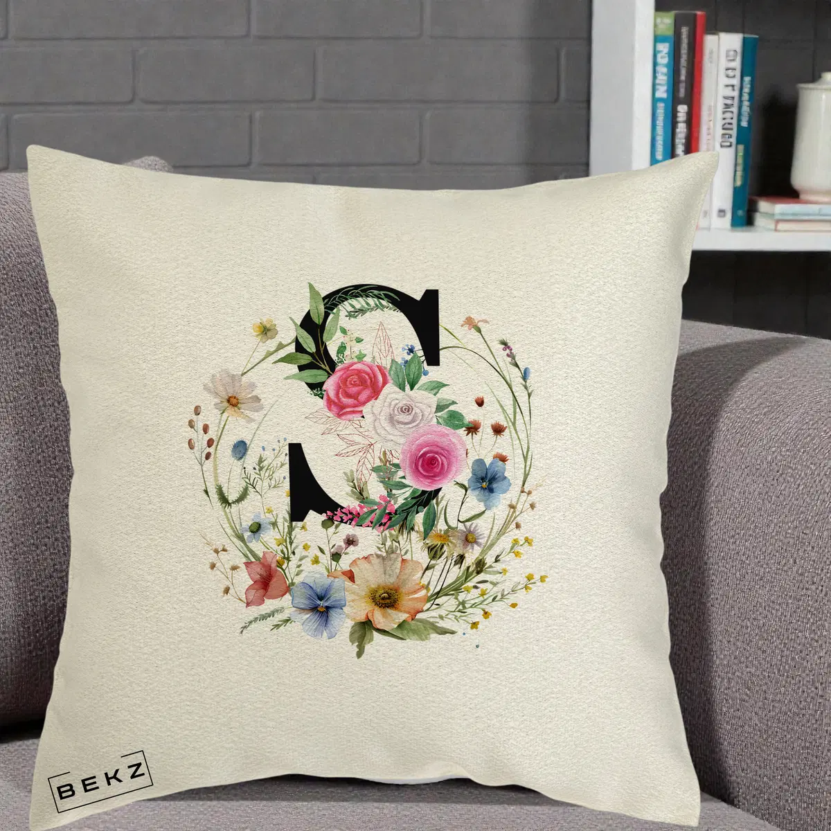 Perna Decorativa Monogram Litera S cu Flori Acuarela, 40x40 cm, Ecru, Husa Detasabila, Perna, BEKZ®