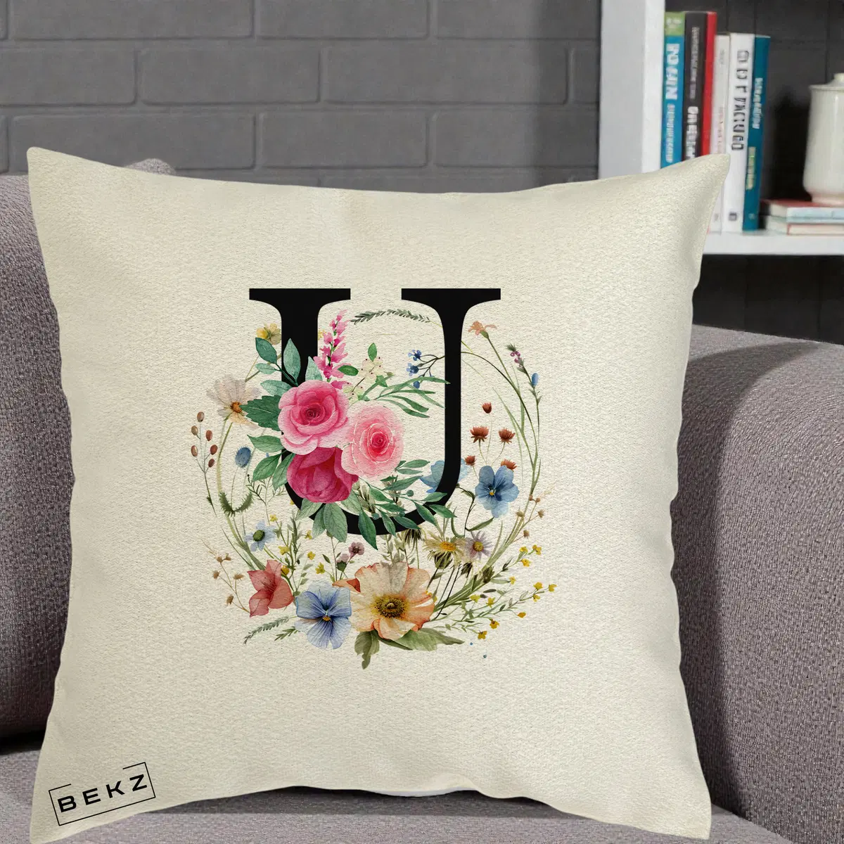 Perna Decorativa Monogram Litera U cu Flori Acuarela, 40x40 cm, Ecru, Husa Detasabila, Perna, BEKZ®