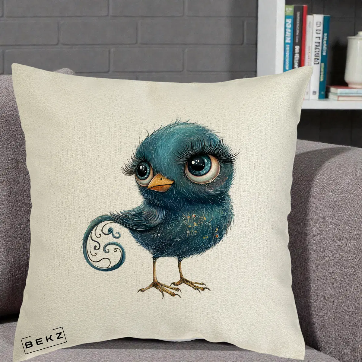 Perna Decorativa Pasare Teal cu Gene si Coada Spiralata, 40x40 cm, Ecru, Husa Detasabila, Perna, BEKZ®