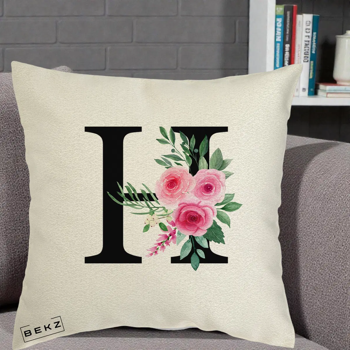 Perna Decorativa Monograma Florala Litera H cu Trandafiri Roz, 40x40 cm, Ecru, Husa Detasabila, Perna, BEKZ®