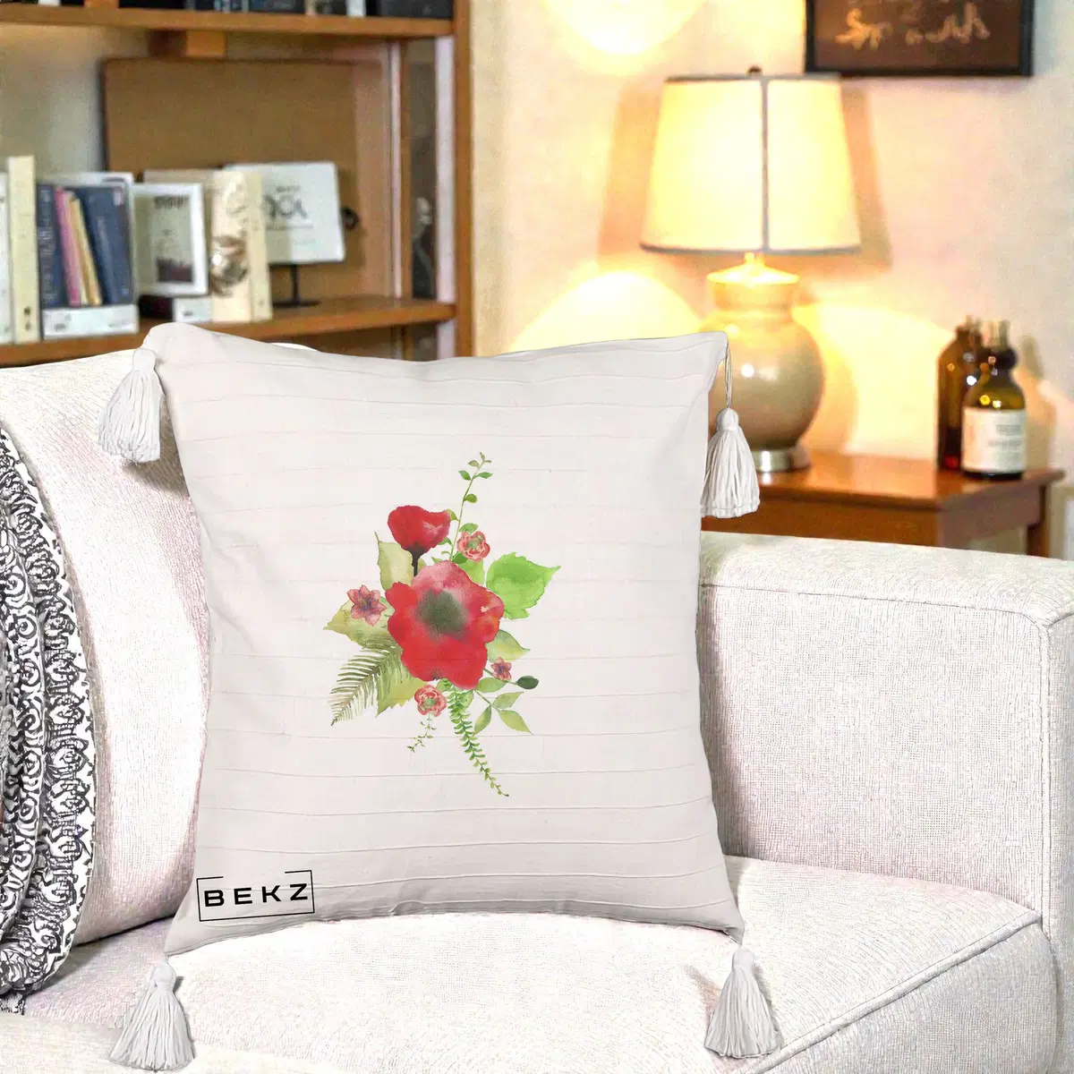 Perna Decorativa Buchet Rosu Acuarela, 40x40 cm, Bej cu Franjuri, Husa Detasabila, Perna, BEKZ®