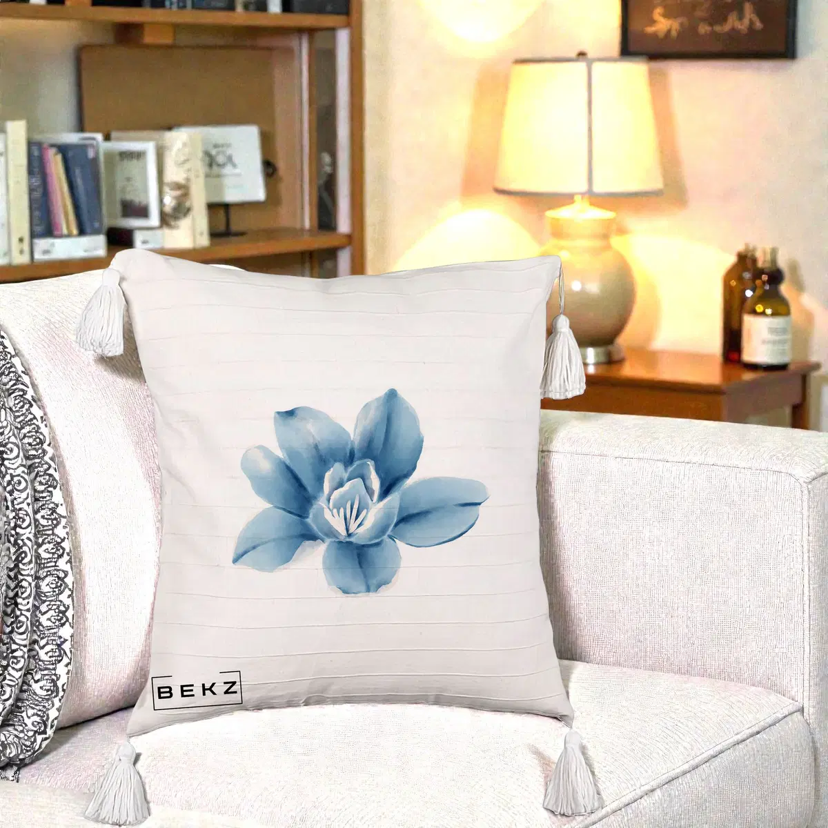 Perna Decorativa Magnolie Albastra Acuarela, 40x40 cm, Bej cu Franjuri, Husa Detasabila, Perna, BEKZ®
