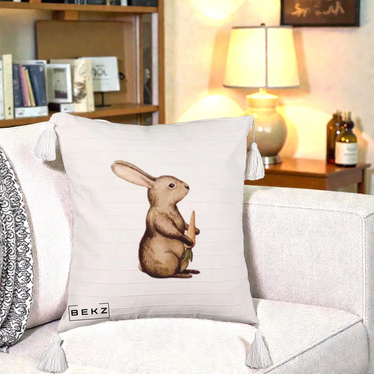 Perna Decorativa Iepuras Acuarela cu Morcov, 40x40 cm, Bej cu Franjuri, Husa Detasabila, Perna, BEKZ®