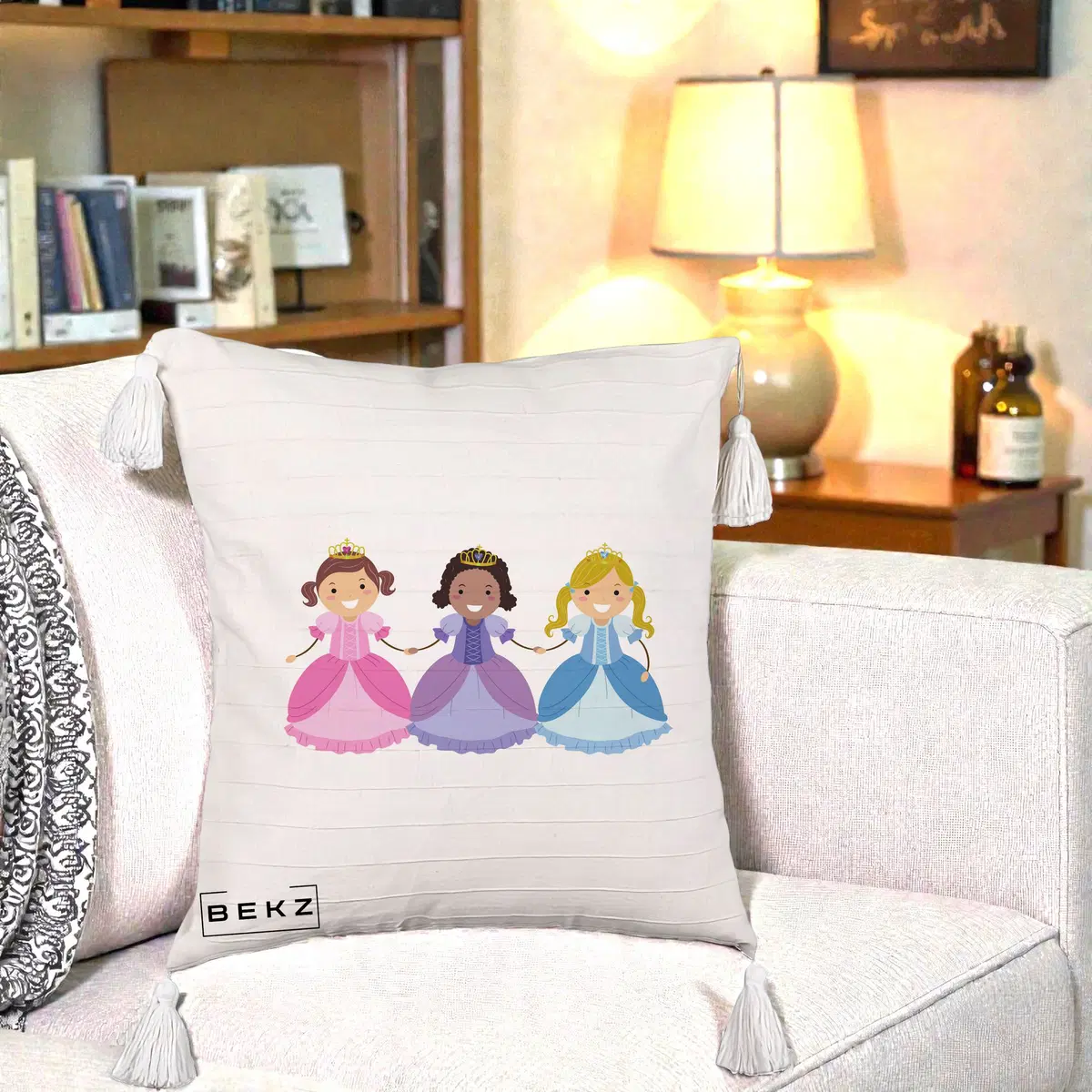 Perna Decorativa Printese Diverse Ilustratie, 40x40 cm, Bej cu Franjuri, Husa Detasabila, Perna, BEKZ®