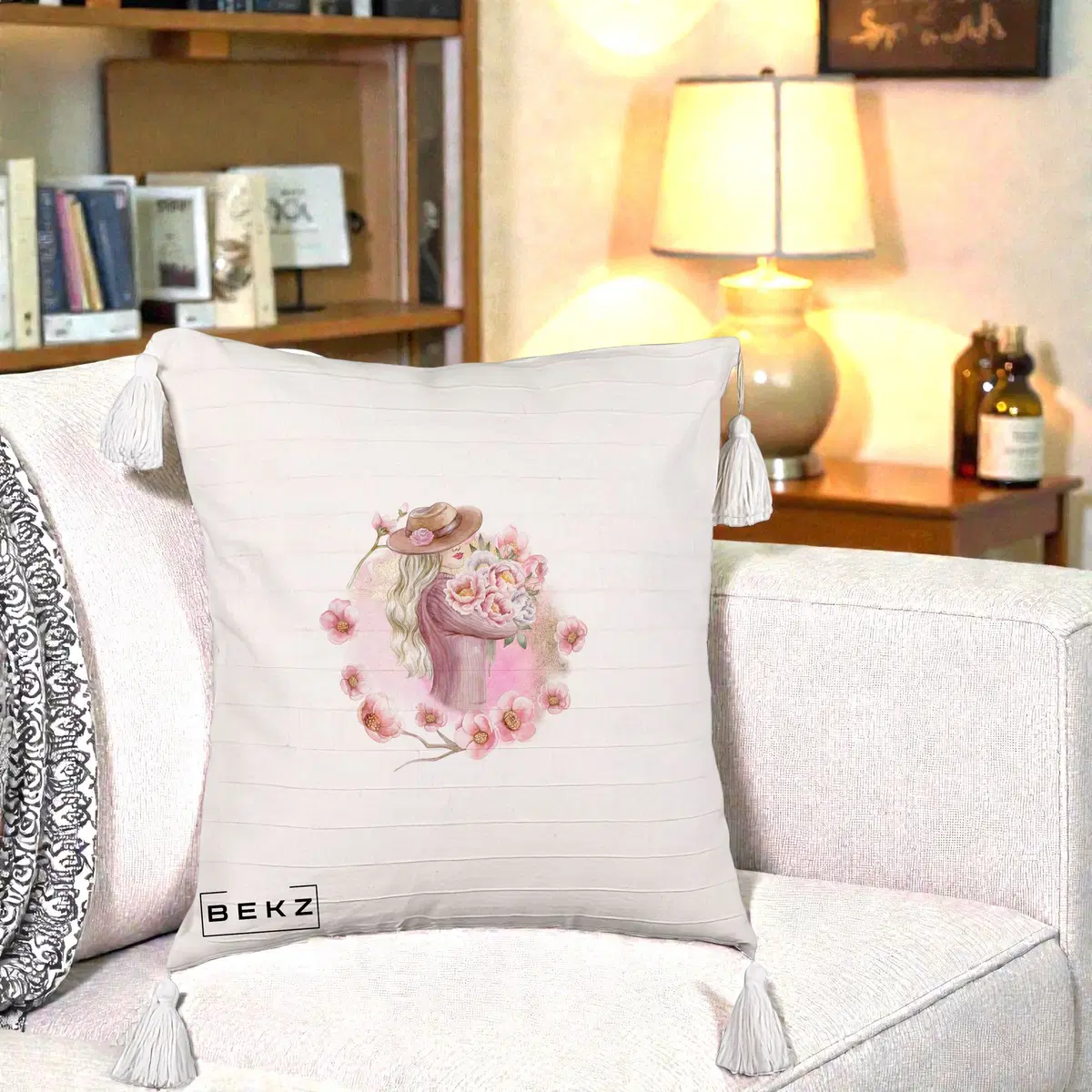Perna Decorativa Femeie cu Flori Roz Acuarela, 40x40 cm, Bej cu Franjuri, Husa Detasabila, Perna, BEKZ®