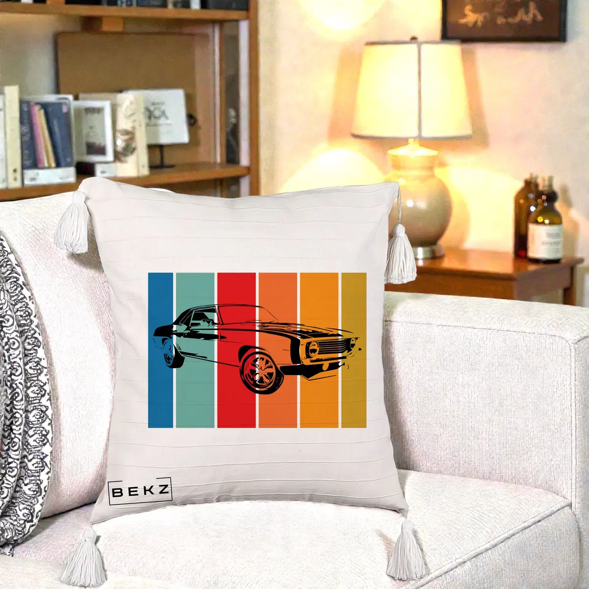 Perna Decorativa Masina Retro Muscle Car Grafic, 40x40 cm, Bej cu Franjuri, Husa Detasabila, Perna, BEKZ®
