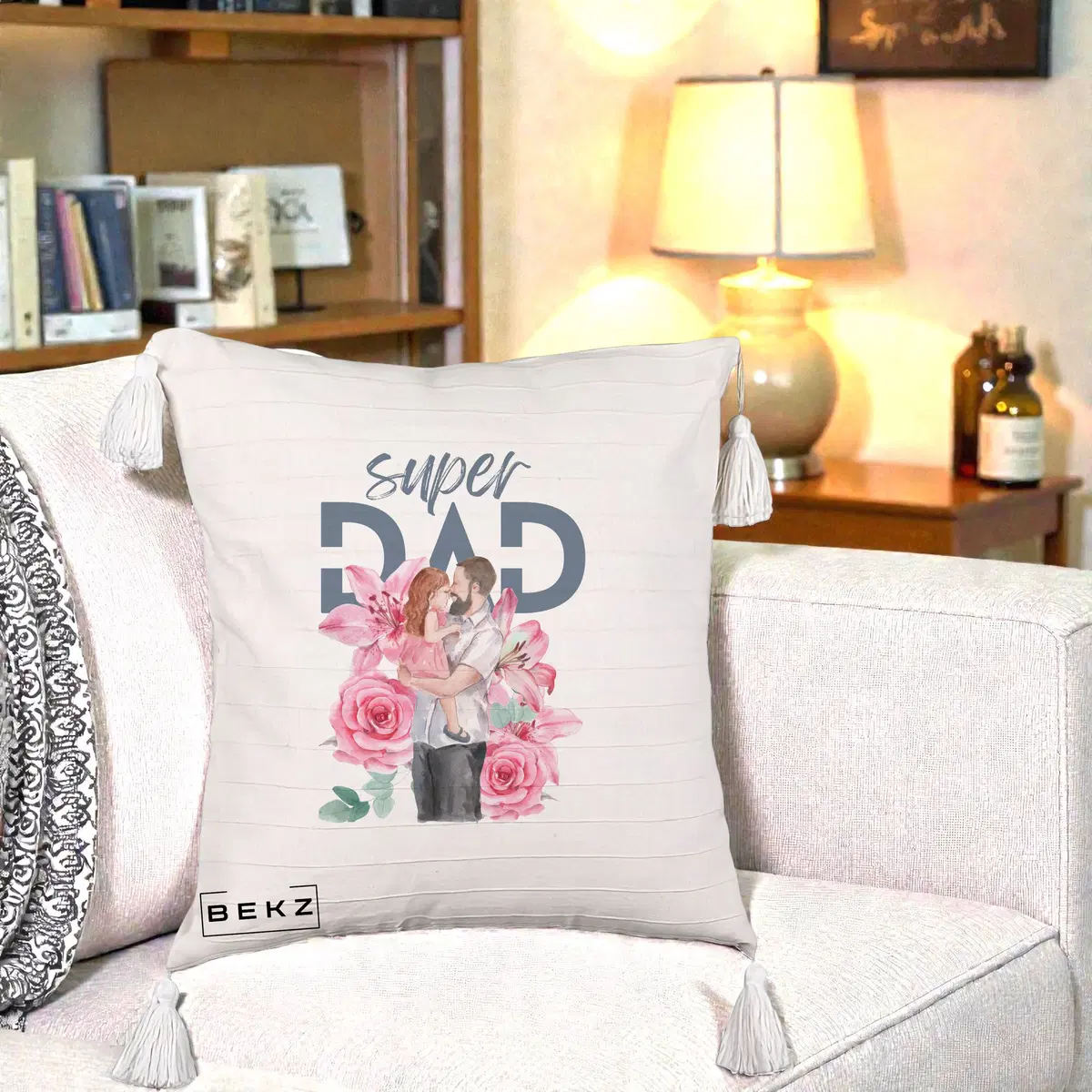 Perna Decorativa Super Dad Tata cu Fetita si Flori, 40x40 cm, Bej cu Franjuri, Husa Detasabila, Perna, BEKZ®