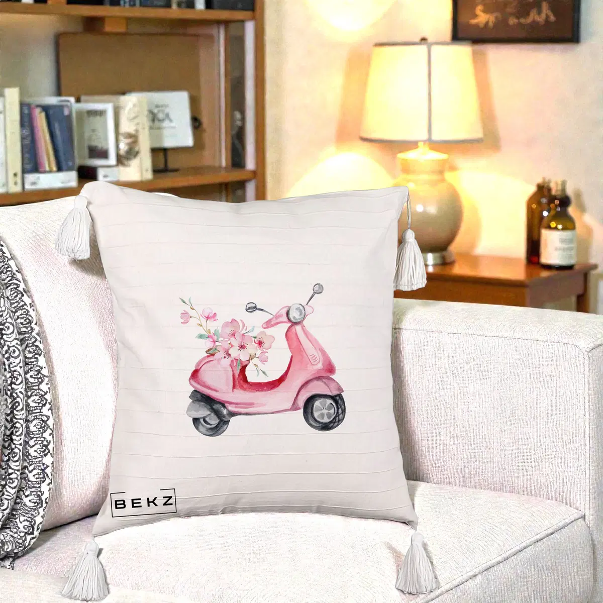 Perna Decorativa Scuter Roz cu Flori Acuarela, 40x40 cm, Bej cu Franjuri, Husa Detasabila, Perna, BEKZ®