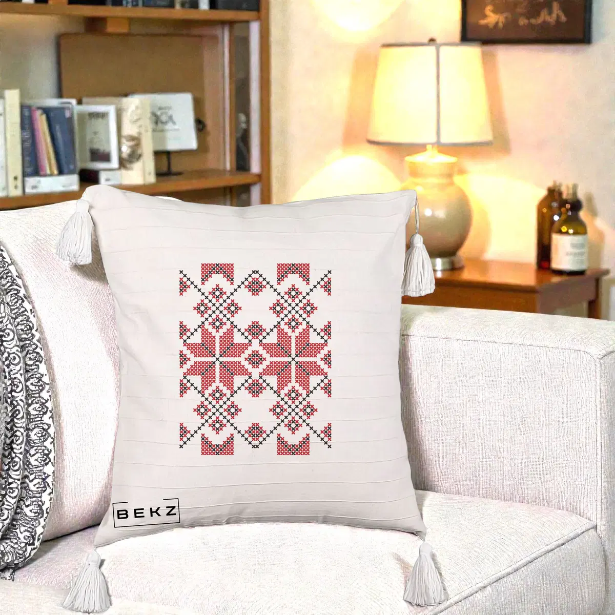 Perna Decorativa Motiv Traditional Cusatura Rosu-Negru, 40x40 cm, Bej cu Franjuri, Husa Detasabila, Perna, BEKZ®