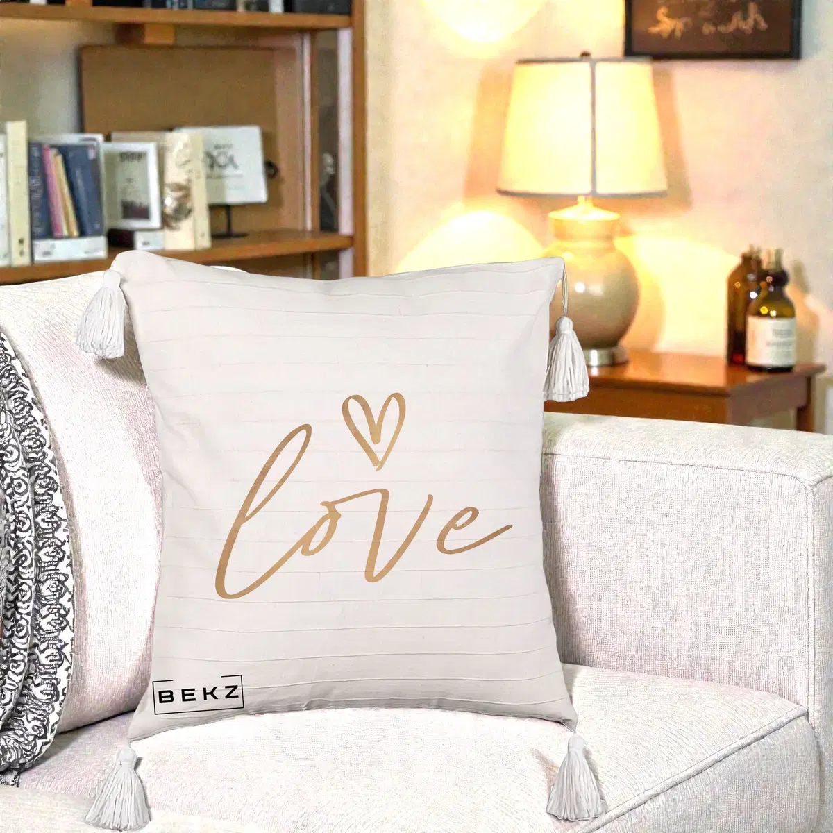 Perna Decorativa Love Caligrafie Aurie, 40x40 cm, Bej cu Franjuri, Husa Detasabila, Perna, BEKZ®