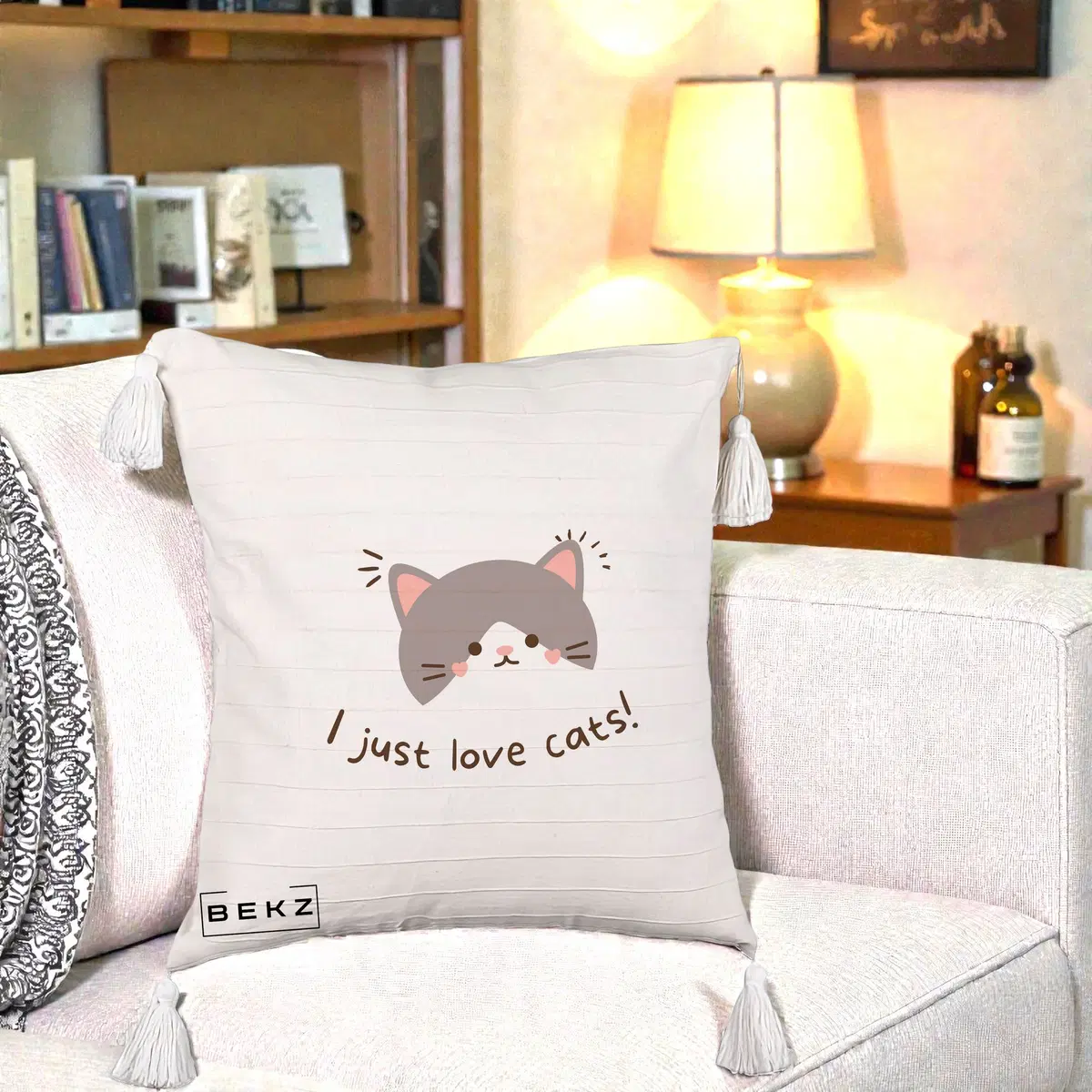 Perna Decorativa I Just Love Cats Pisica Kawaii, 40x40 cm, Bej cu Franjuri, Husa Detasabila, Perna, BEKZ®