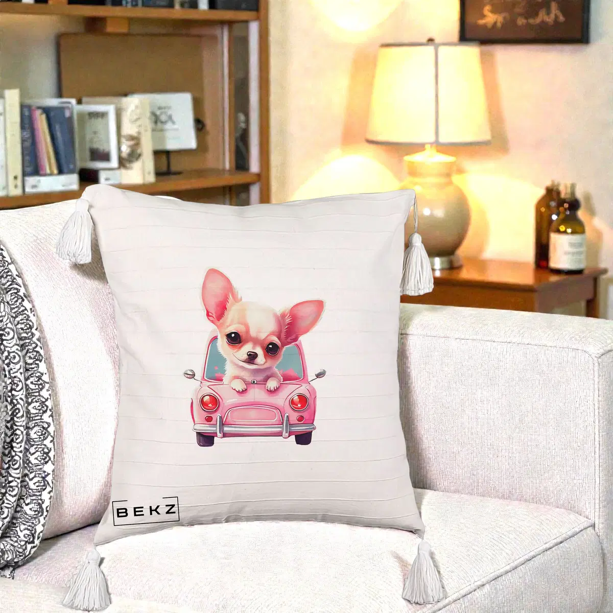 Perna Decorativa Chihuahua Roz in Masinuta, 40x40 cm, Bej cu Franjuri, Husa Detasabila, Perna, BEKZ®