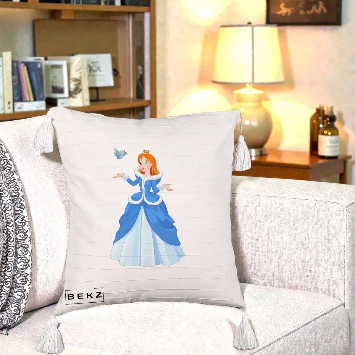 Perna Decorativa Printesa Albastra cu Pasare, 40x40 cm, Bej cu Franjuri, Husa Detasabila, Perna, BEKZ®