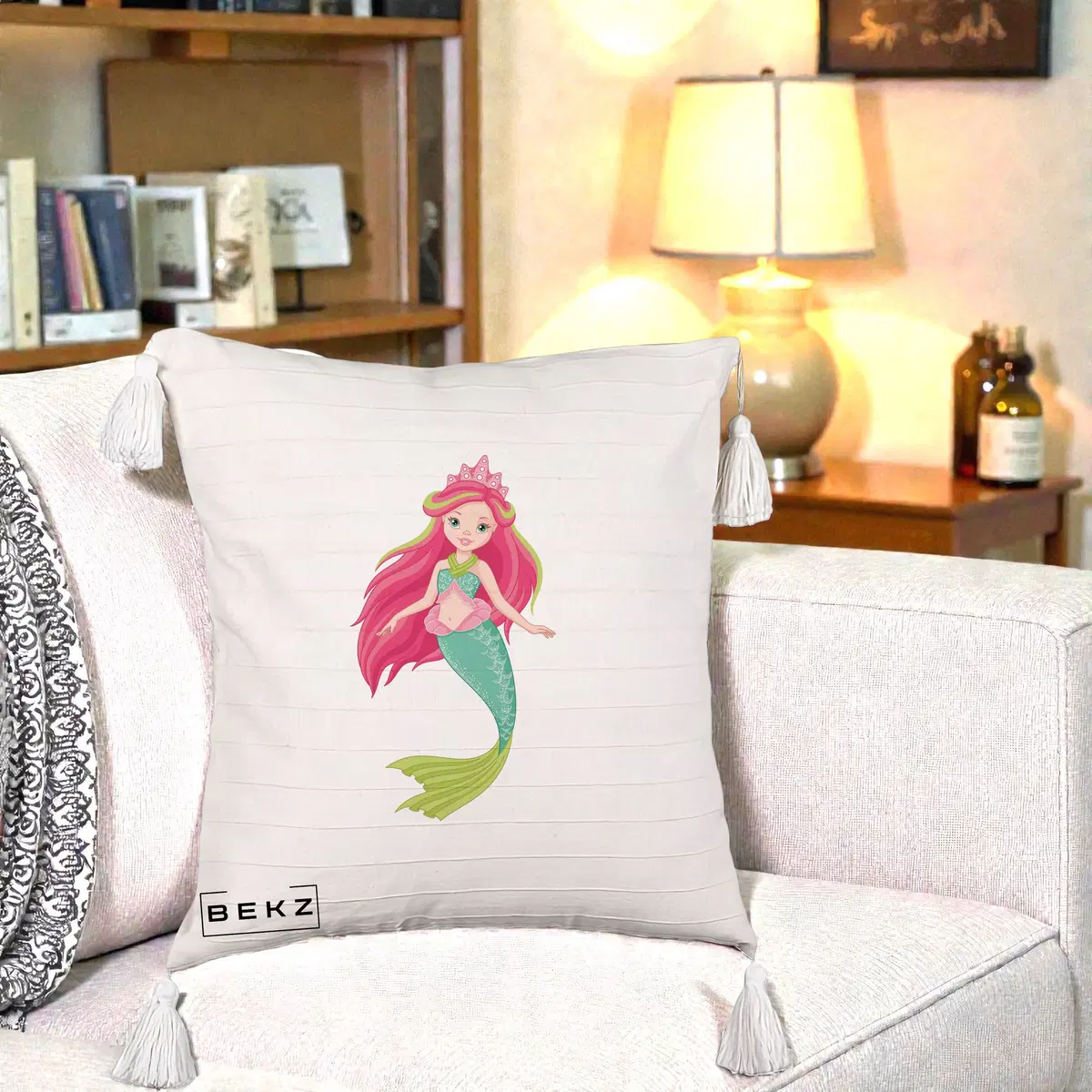 Perna Decorativa Sirena Roz cu Coroana, 40x40 cm, Bej cu Franjuri, Husa Detasabila, Perna, BEKZ®