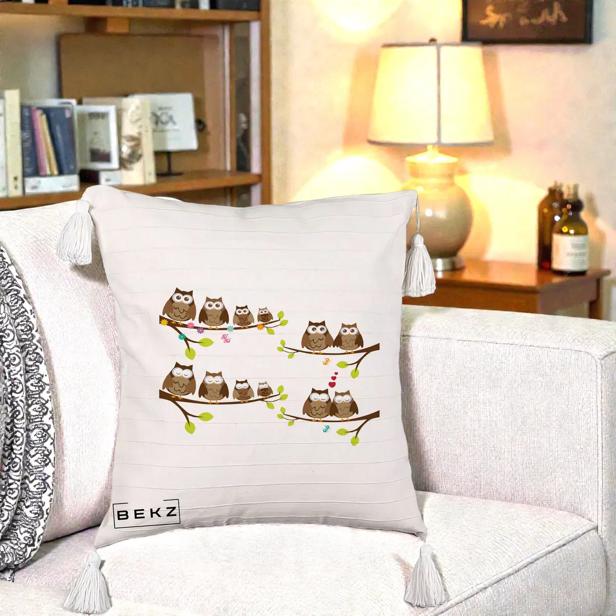 Perna Decorativa Familie de Bufnite pe Ramuri, 40x40 cm, Bej cu Franjuri, Husa Detasabila, Perna, BEKZ®