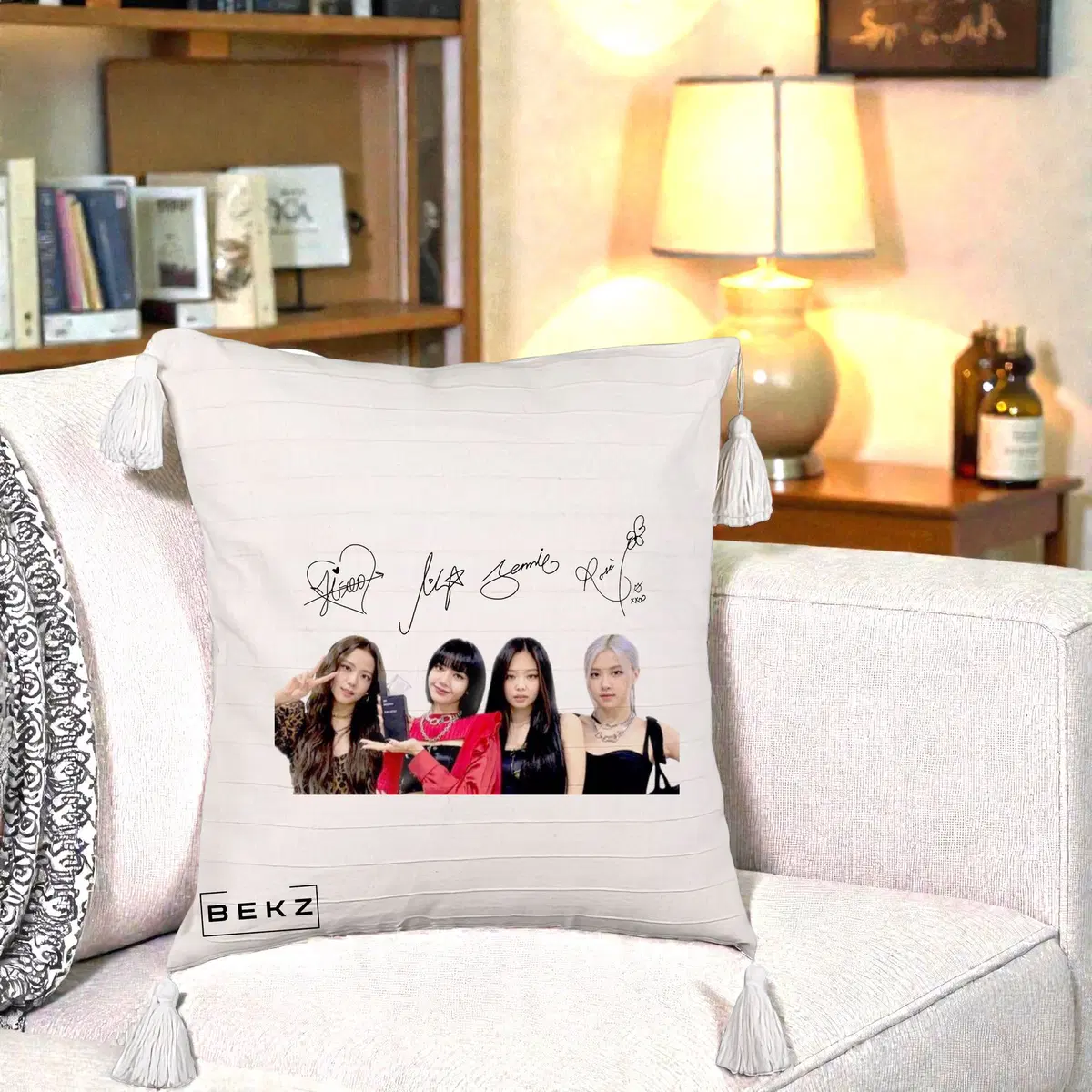 Perna Decorativa BLACKPINK Semnaturi, 40x40 cm, Bej cu Franjuri, Husa Detasabila, Perna, BEKZ®