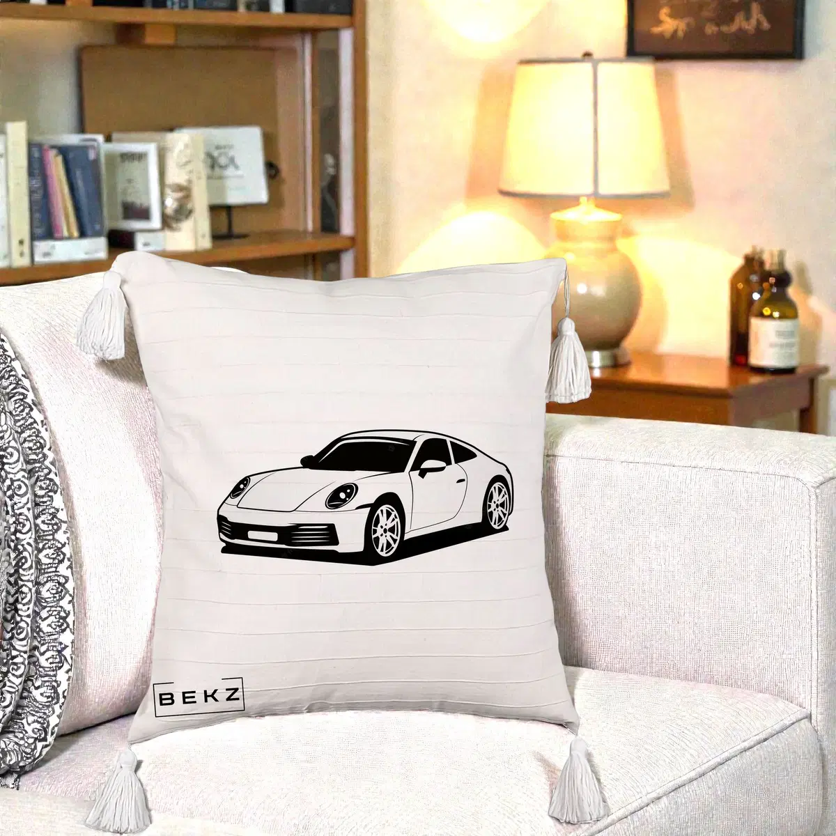 Perna Decorativa Porsche 911 Silueta, 40x40 cm, Bej cu Franjuri, Husa Detasabila, Perna, BEKZ®