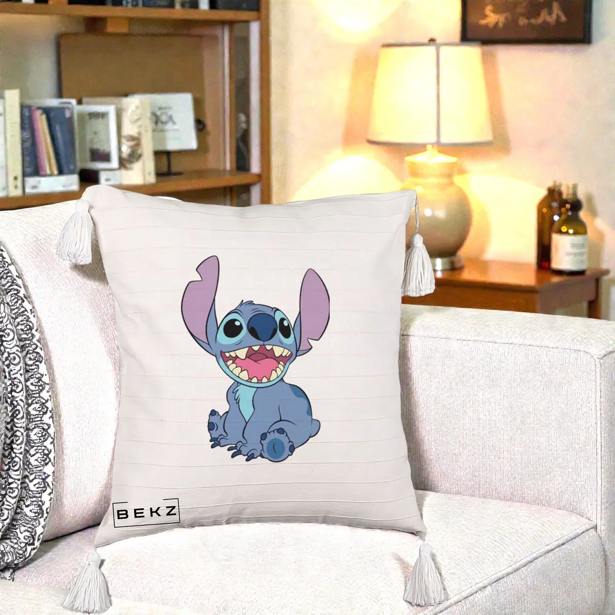 Perna Decorativa Stitch Zambitor, 40x40 cm, Bej cu Franjuri, Husa Detasabila, Perna, BEKZ®