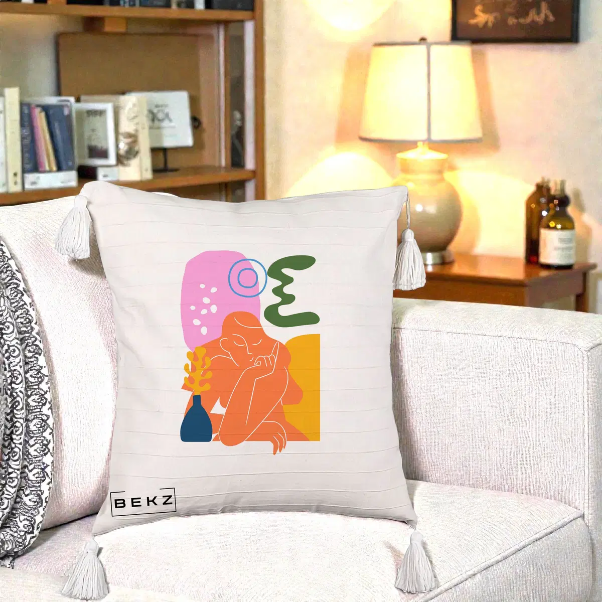Perna Decorativa Femeie Meditand Abstract, 40x40 cm, Bej cu Franjuri, Husa Detasabila, Perna, BEKZ®