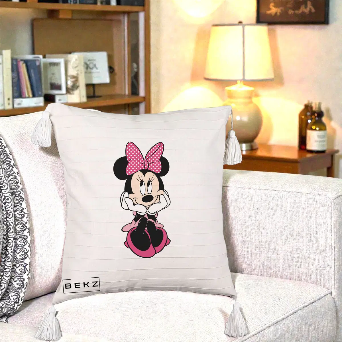 Perna Decorativa Minnie Mouse cu Fundita, 40x40 cm, Bej cu Franjuri, Husa Detasabila, Perna, BEKZ®