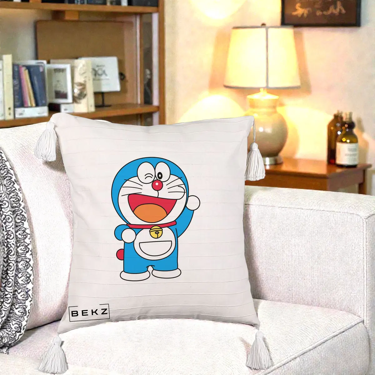 Perna Decorativa Doraemon Salutand, 40x40 cm, Bej cu Franjuri, Husa Detasabila, Perna, BEKZ®