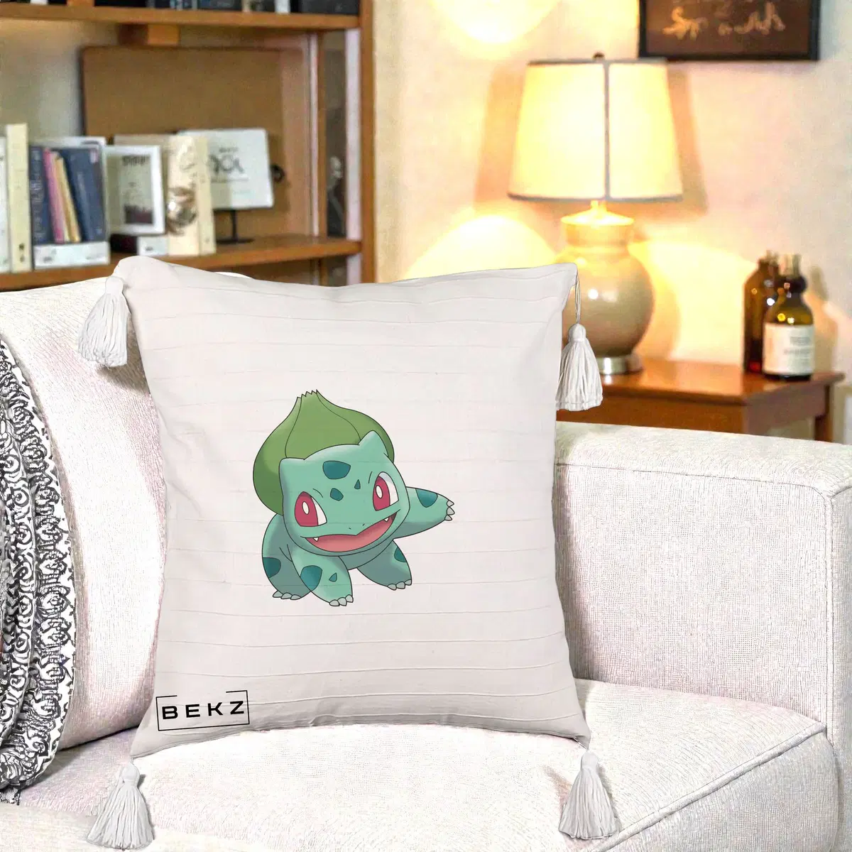 Perna Decorativa Bulbasaur Pokemon, 40x40 cm, Bej cu Franjuri, Husa Detasabila, Perna, BEKZ®