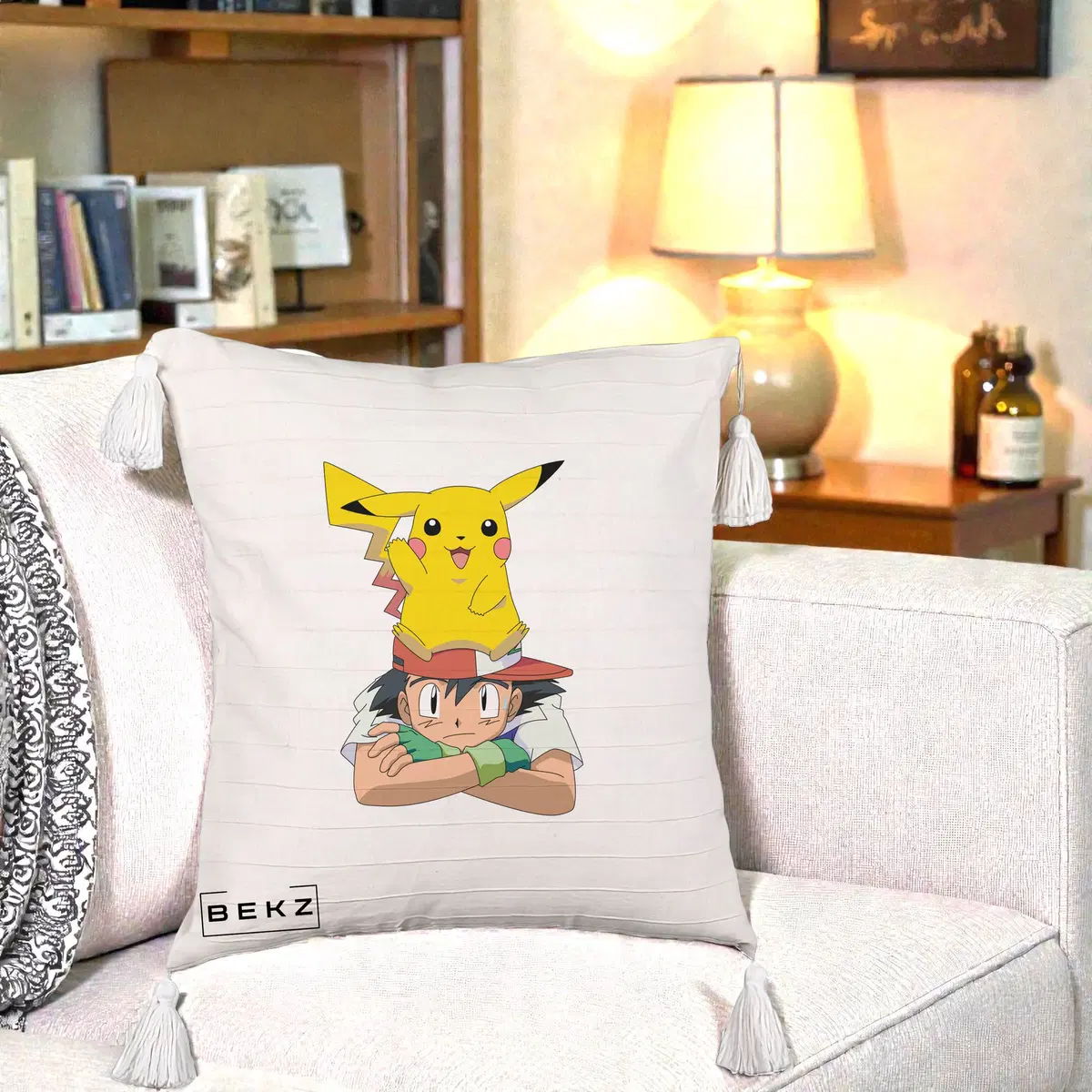 Perna Decorativa Ash si Pikachu, 40x40 cm, Bej cu Franjuri, Husa Detasabila, Perna, BEKZ®