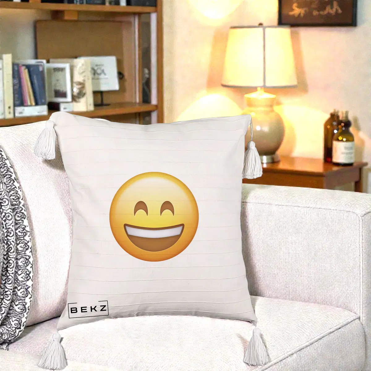 Perna Decorativa Emoji Zambet Mare, 40x40 cm, Bej cu Franjuri, Husa Detasabila, Perna, BEKZ®