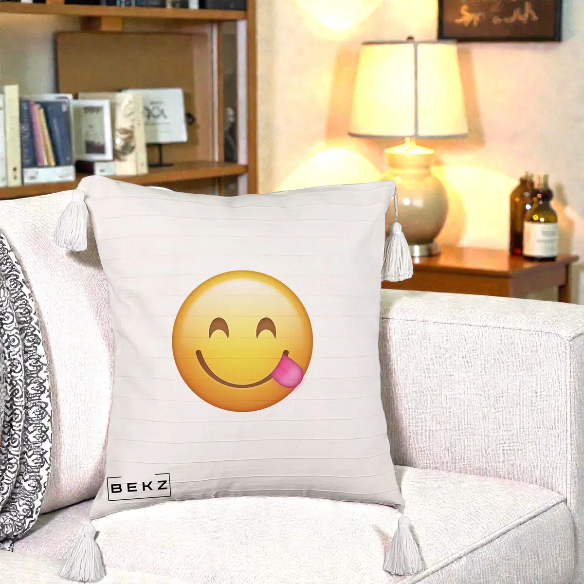 Perna Decorativa Emoji Limba Scoasa, 40x40 cm, Bej cu Franjuri, Husa Detasabila, Perna, BEKZ®