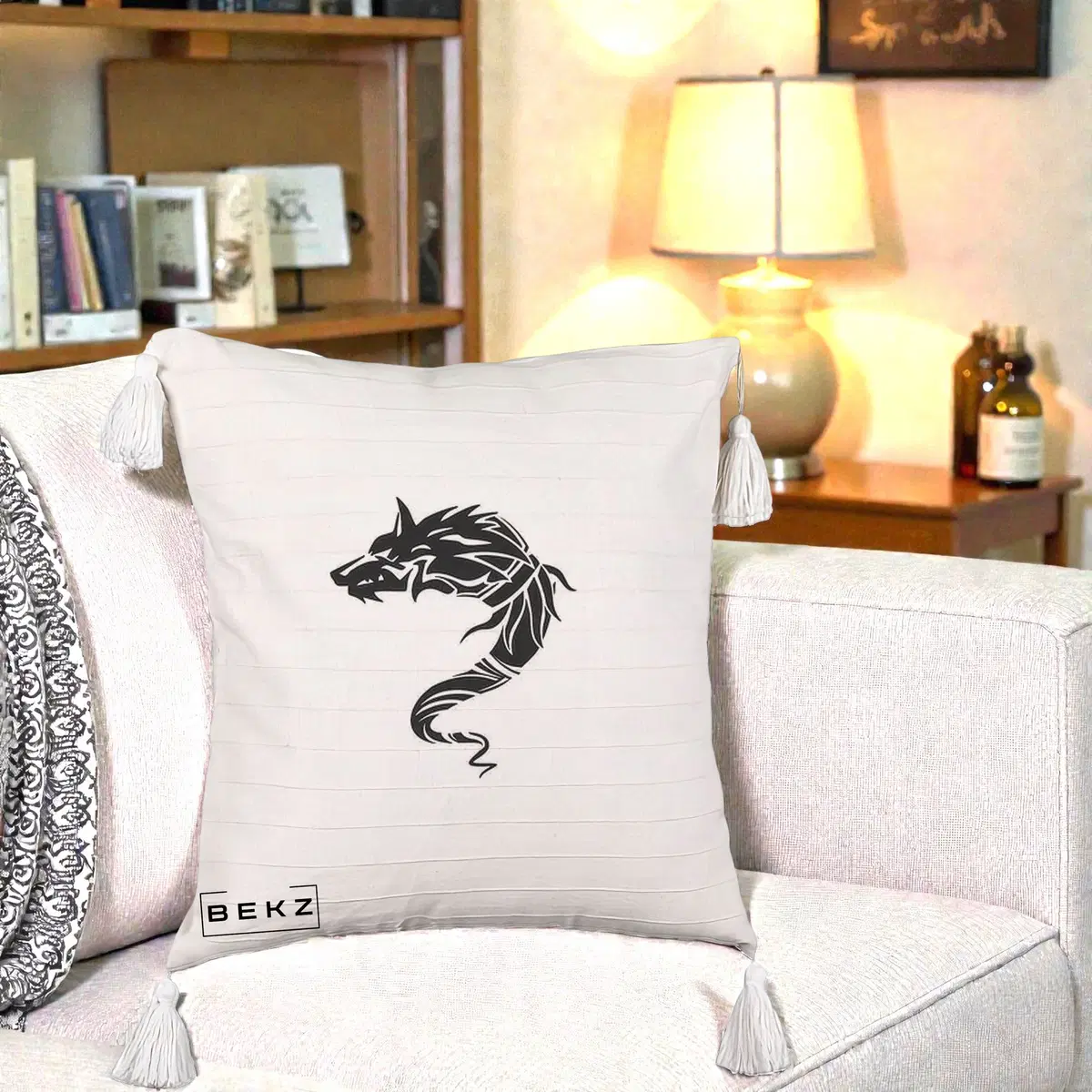 Perna Decorativa Lup Tribal Alb-Negru, 40x40 cm, Bej cu Franjuri, Husa Detasabila, Perna, BEKZ®