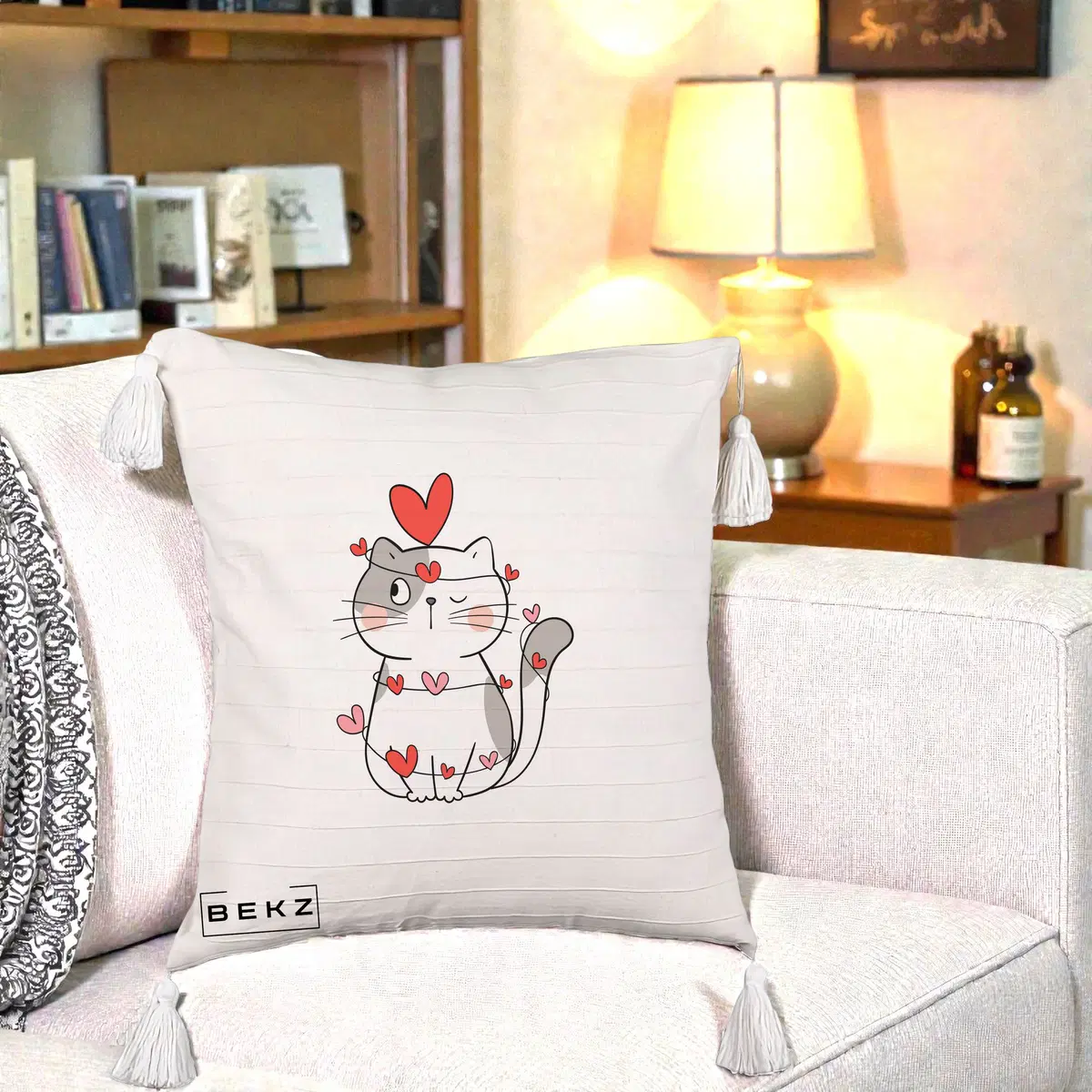 Perna Decorativa Pisica Kawaii cu Inimi, 40x40 cm, Bej cu Franjuri, Husa Detasabila, Perna, BEKZ®
