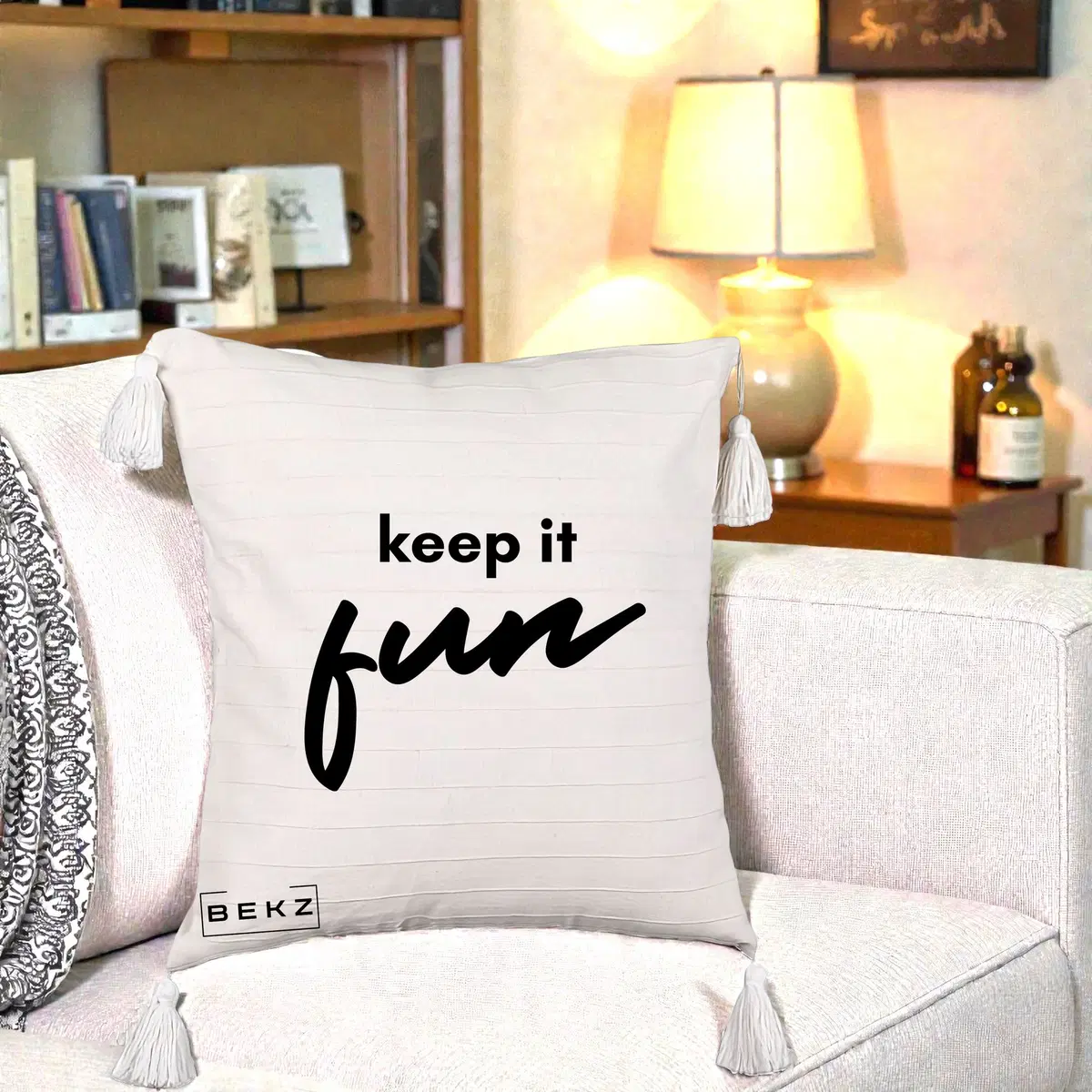 Perna Decorativa Keep It Fun, 40x40 cm, Bej cu Franjuri, Husa Detasabila, Perna, BEKZ®