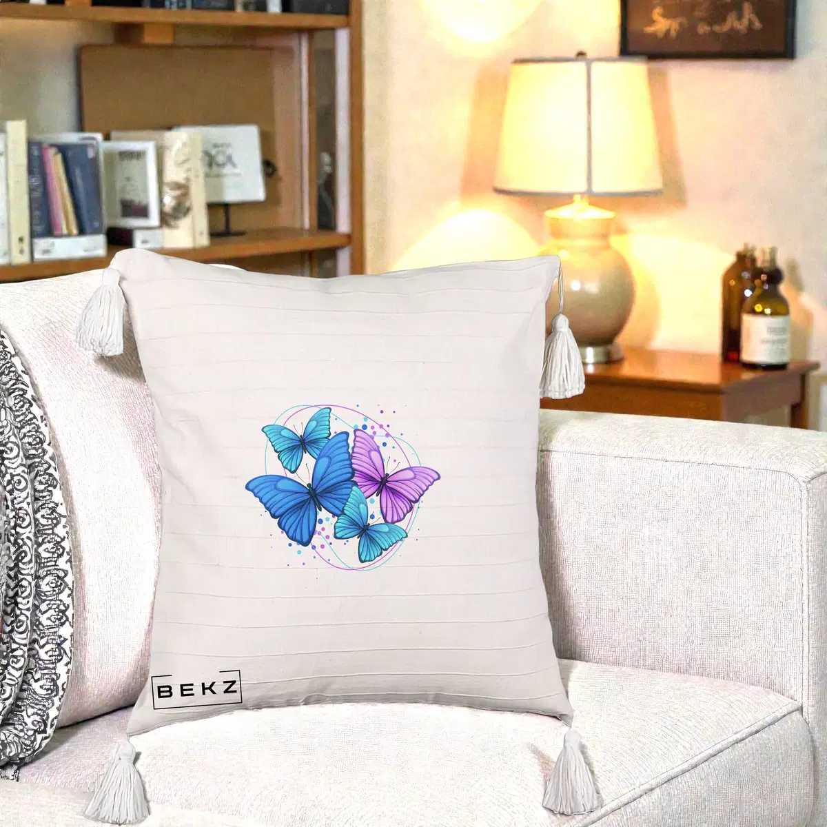 Perna Decorativa Trei Fluturi Albastru-Violet, 40x40 cm, Bej cu Franjuri, Husa Detasabila, Perna, BEKZ®