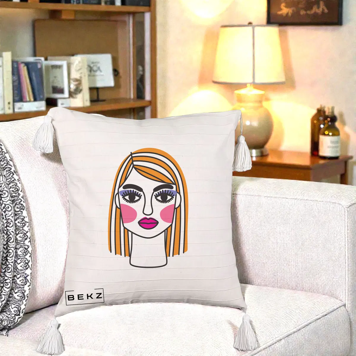 Perna Decorativa Portret Pop Art Fata, 40x40 cm, Bej cu Franjuri, Husa Detasabila, Perna, BEKZ®