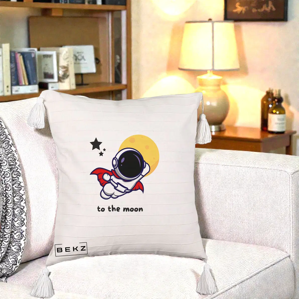 Perna Decorativa Astronaut To The Moon, 40x40 cm, Bej cu Franjuri, Husa Detasabila, Perna, BEKZ®