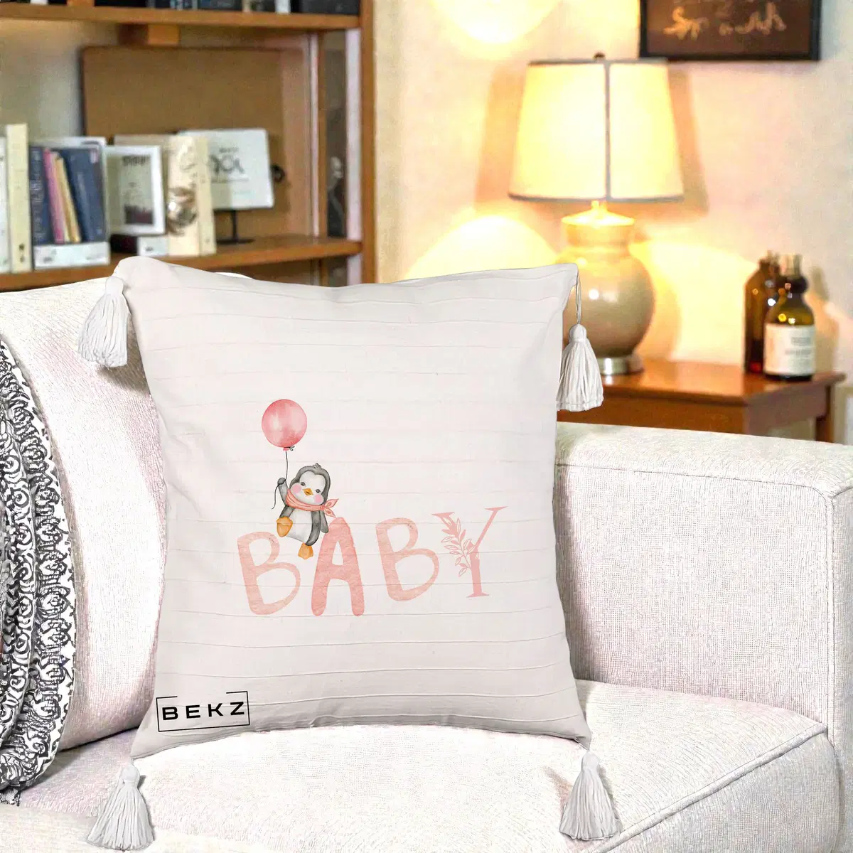 Perna Decorativa Baby Pinguin Roz, 40x40 cm, Bej cu Franjuri, Husa Detasabila, Perna, BEKZ®