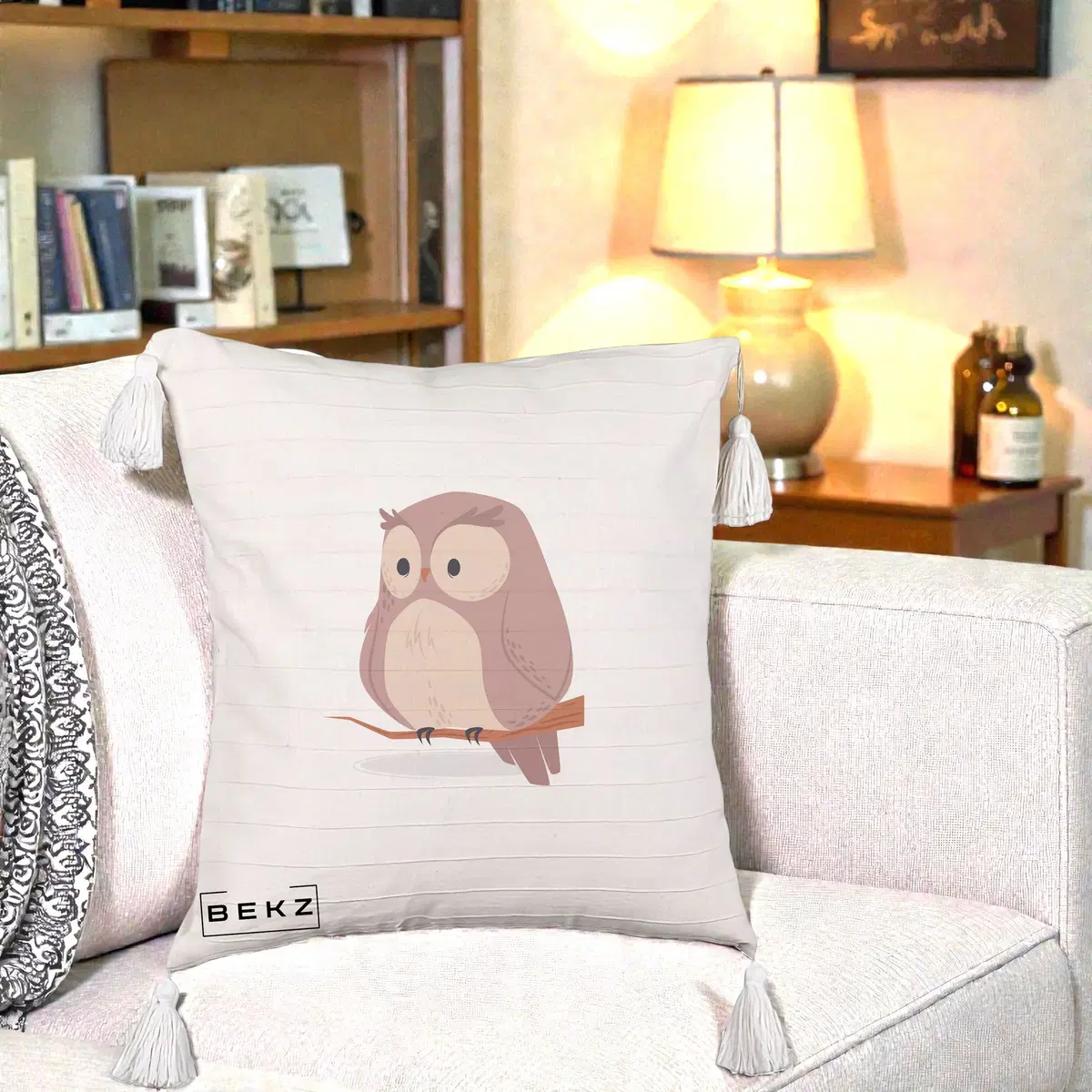 Perna Decorativa Bufnita Kawaii pe Creanga, 40x40 cm, Bej cu Franjuri, Husa Detasabila, Perna, BEKZ®