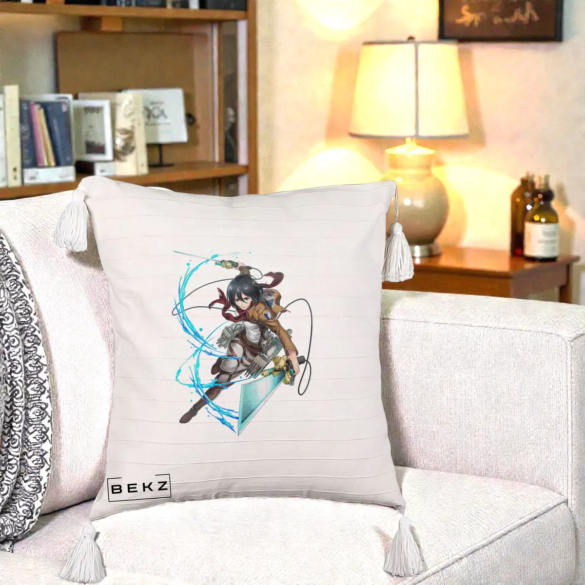 Perna Decorativa Attack on Titan Mikasa Ackerman Lupta, 40x40 cm, Bej cu Franjuri, Husa Detasabila, Perna, BEKZ®