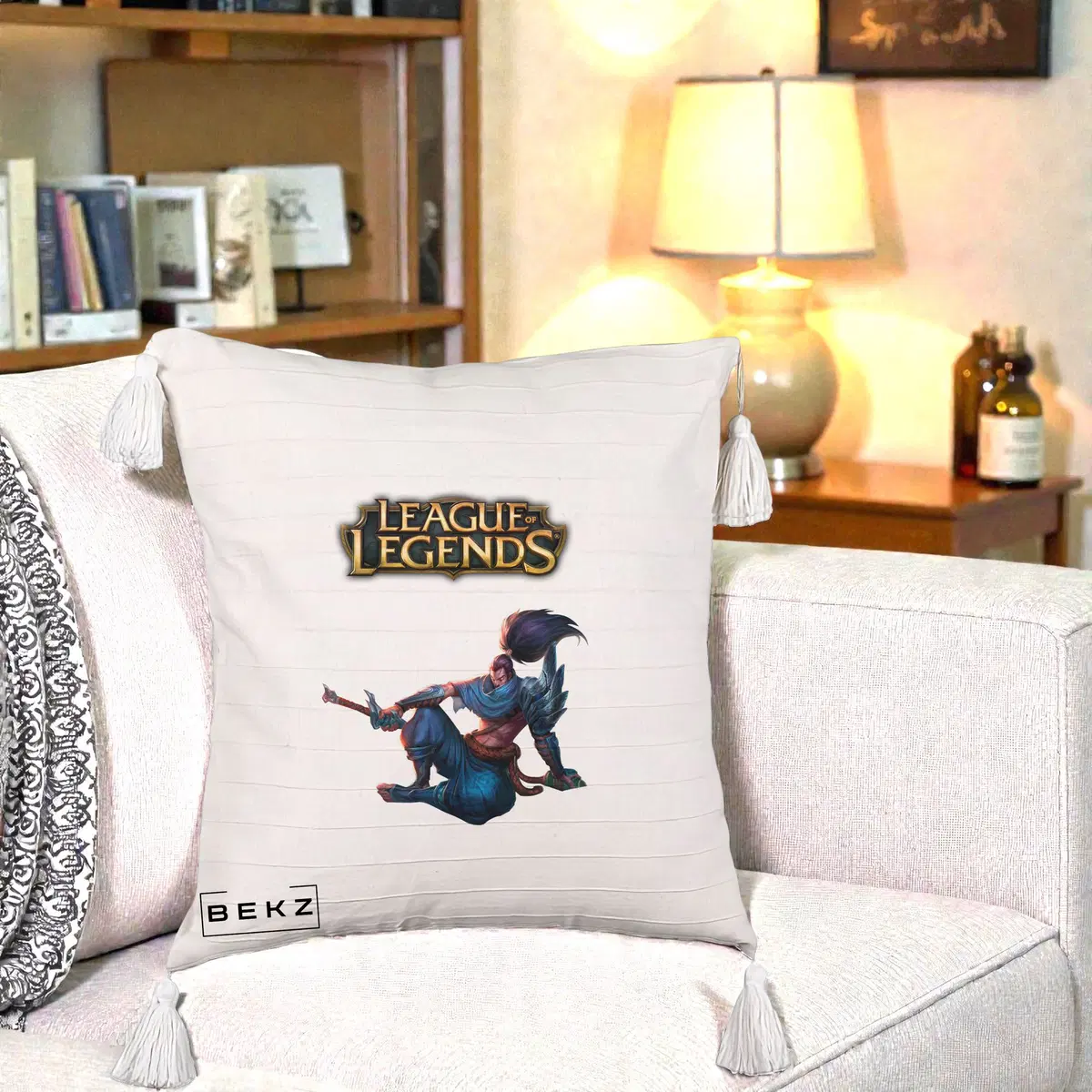 Perna Decorativa League of Legends Yasuo, 40x40 cm, Bej cu Franjuri, Husa Detasabila, Perna, BEKZ®