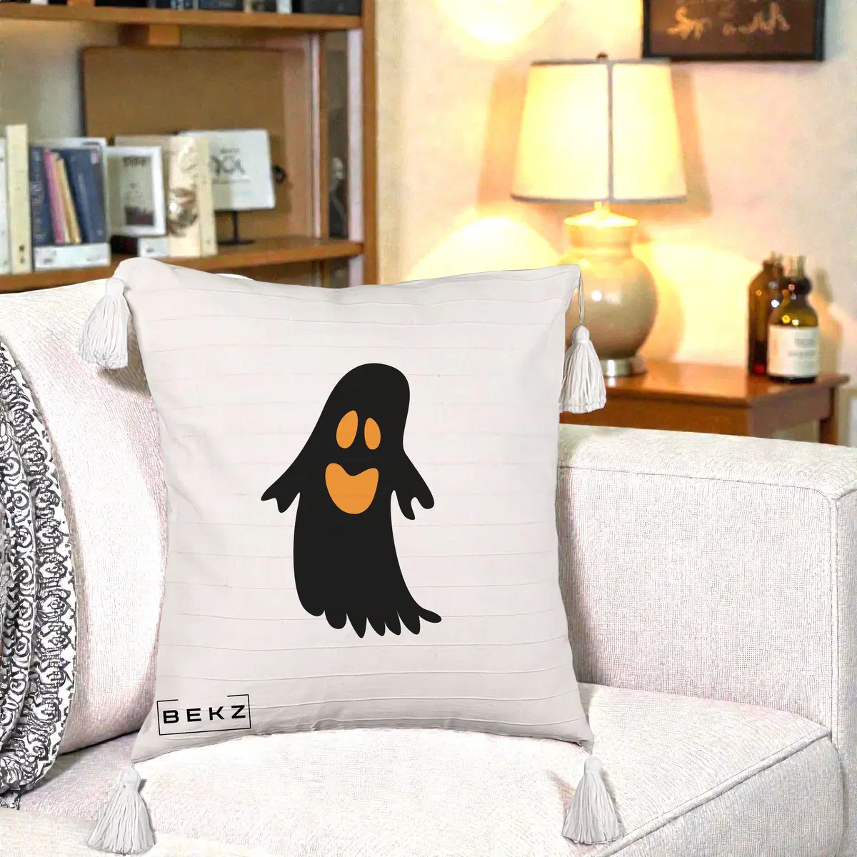 Perna Decorativa Halloween Fantoma Neagra cu Ochi Portocalii, 40x40 cm, Bej cu Franjuri, Husa Detasabila, Perna, BEKZ®