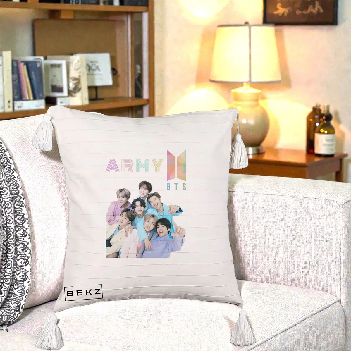 Perna Decorativa BTS ARMY Logo Colorat Fotografie Grup Veseli, 40x40 cm, Bej cu Franjuri, Husa Detasabila, Perna, BEKZ®