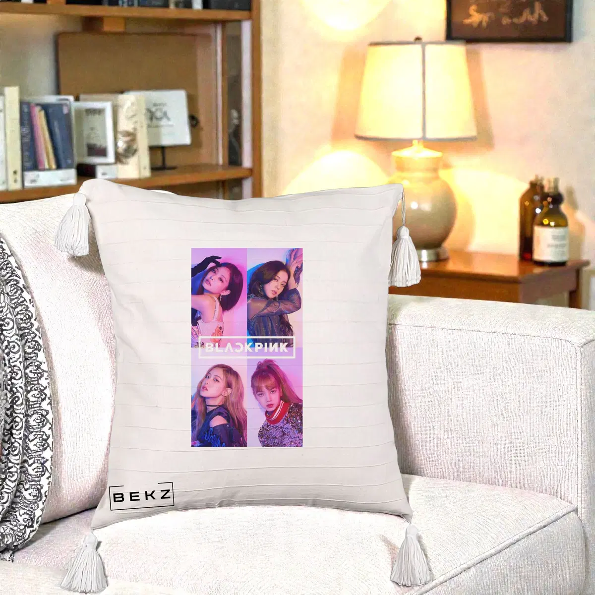 Perna Decorativa BLACKPINK Poster Colaj 4 Membre Violet Roz, 40x40 cm, Bej cu Franjuri, Husa Detasabila, Perna, BEKZ®