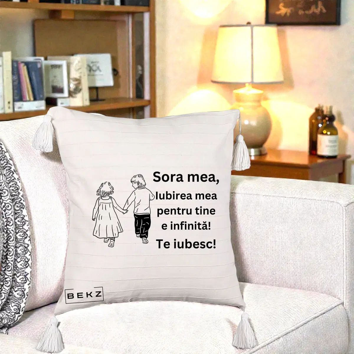 Perna Decorativa Sora Mea Te Iubesc Doua Fete Telefoane Violet Roz, 40x40 cm, Bej cu Franjuri, Husa Detasabila, Perna, BEKZ®