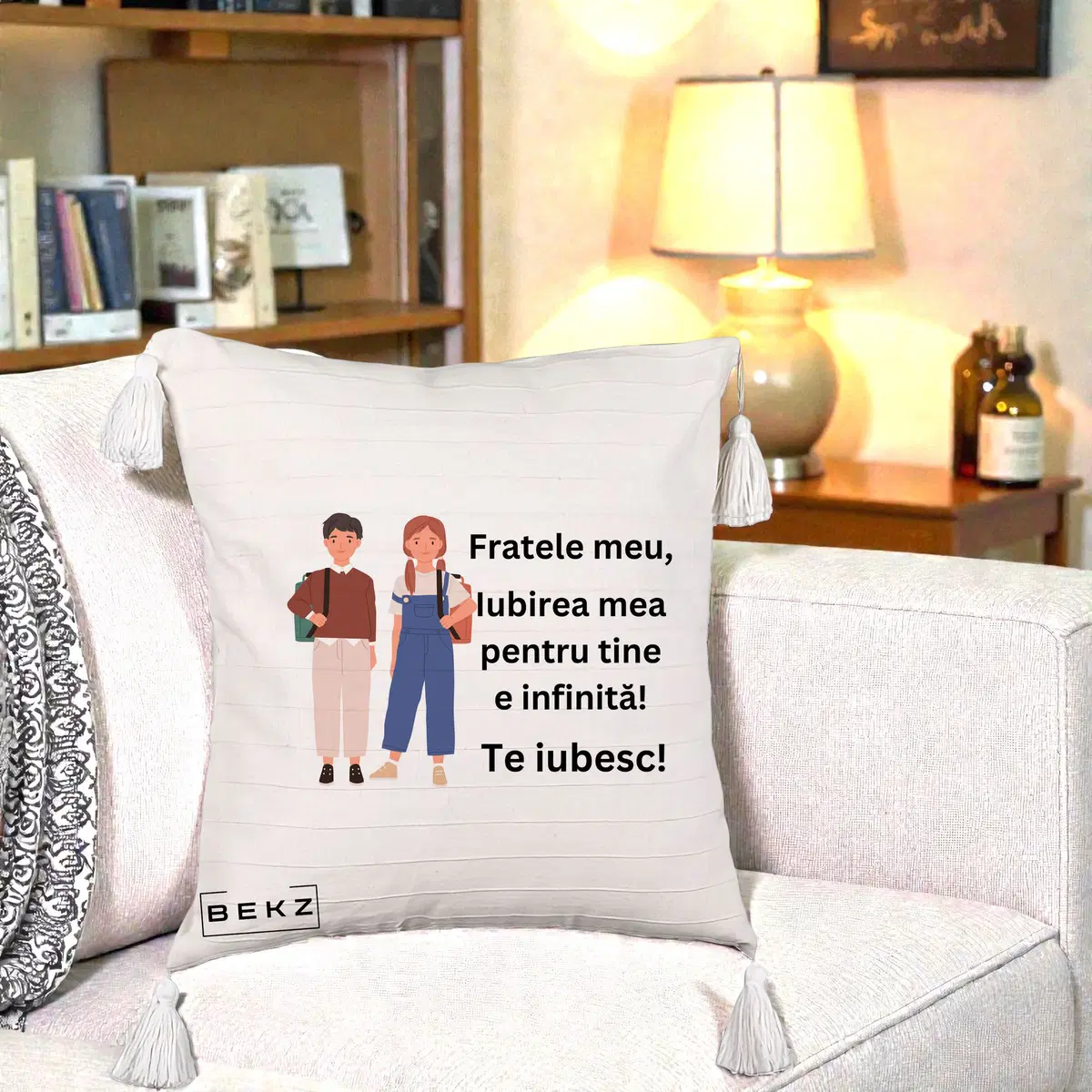 Perna Decorativa Fratele Meu Te Iubesc Elevi Ilustratie Colorata, 40x40 cm, Bej cu Franjuri, Husa Detasabila, Perna, BEKZ®