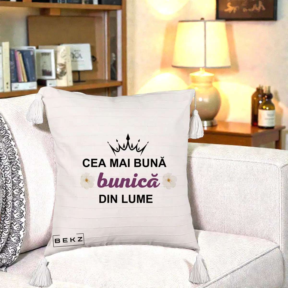 Perna Decorativa Cea Mai Buna Bunica Din Lume Coroana Mov Flori, 40x40 cm, Bej cu Franjuri, Husa Detasabila, Perna, BEKZ®