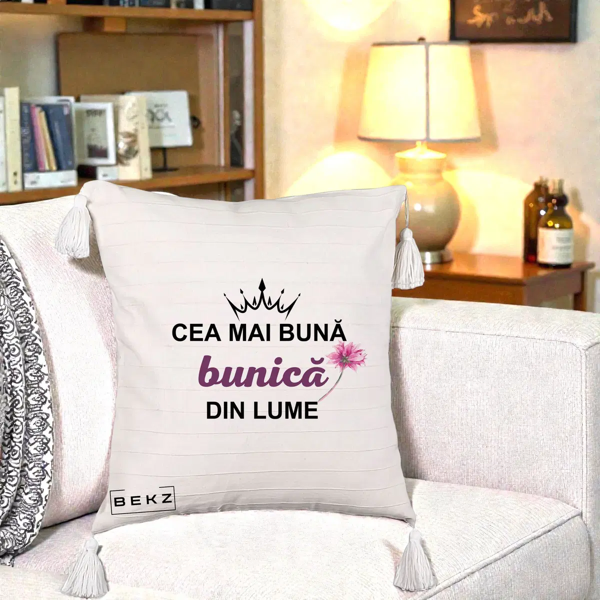 Perna Decorativa Cea Mai Buna Bunica Din Lume Coroana Mov Floare Roz, 40x40 cm, Bej cu Franjuri, Husa Detasabila, Perna, BEKZ®